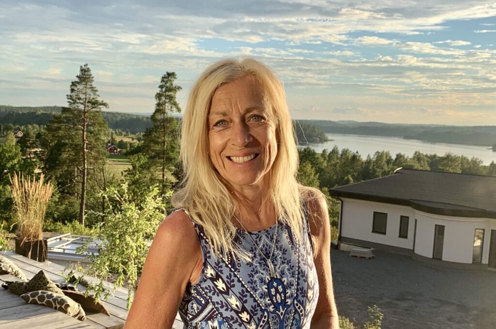 Kvinna som ler med en vacker bakgrund